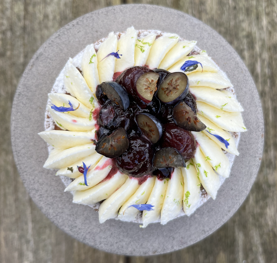 Blauwe bes-frangipane-roomtaartje