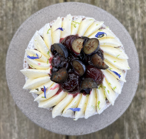 Blauwe bes-frangipane-roomtaartje